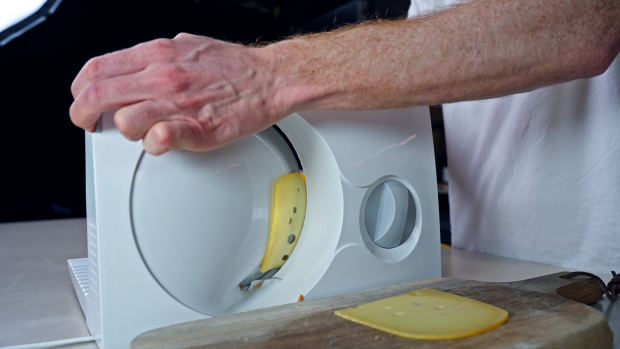 Die Emerio-Brotschneidemaschine schneidet im Test auch zuverlässig festen  Käse